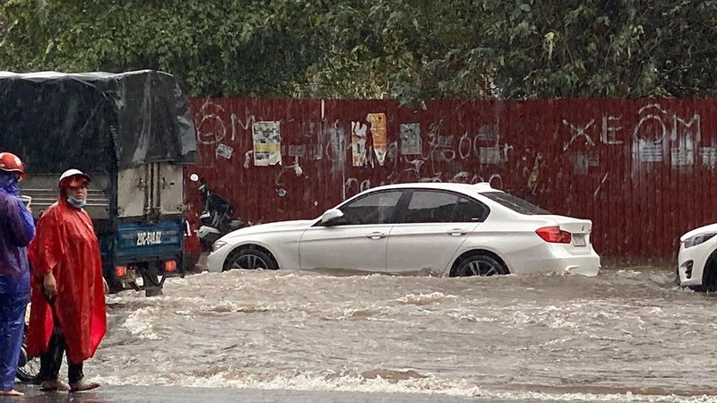 Sau tran mua toi troi, nhieu tuyen duong Ha Noi 