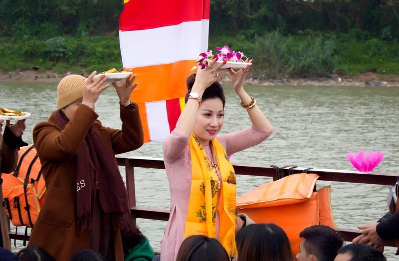 Nu dai gia Duong Duong danh nguoi “vo mat” bi bat giam la nguoi hay lam tu thien-Hinh-10