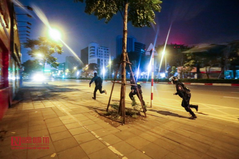 Video: Canh sat co dong dac nhiem truy bat, khong che doi tuong dua xe-Hinh-6