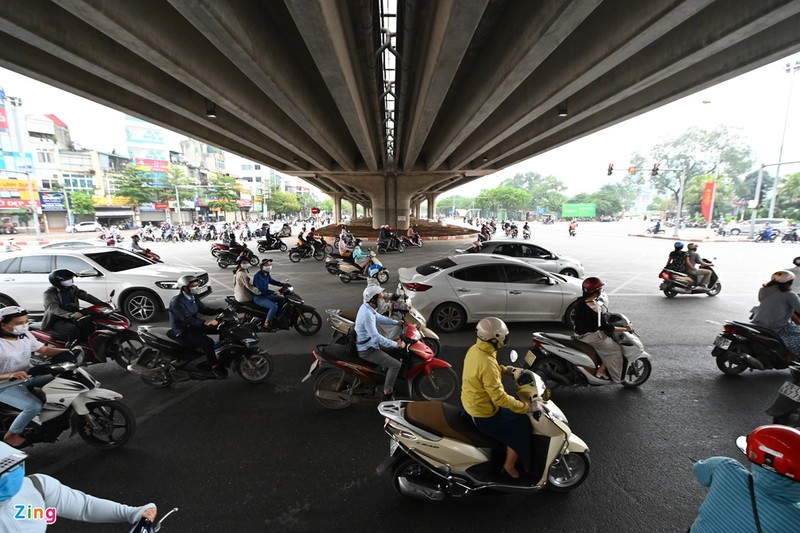 Ha Noi: Duong pho dong nghet sau 3 tuan cach ly xa hoi-Hinh-5