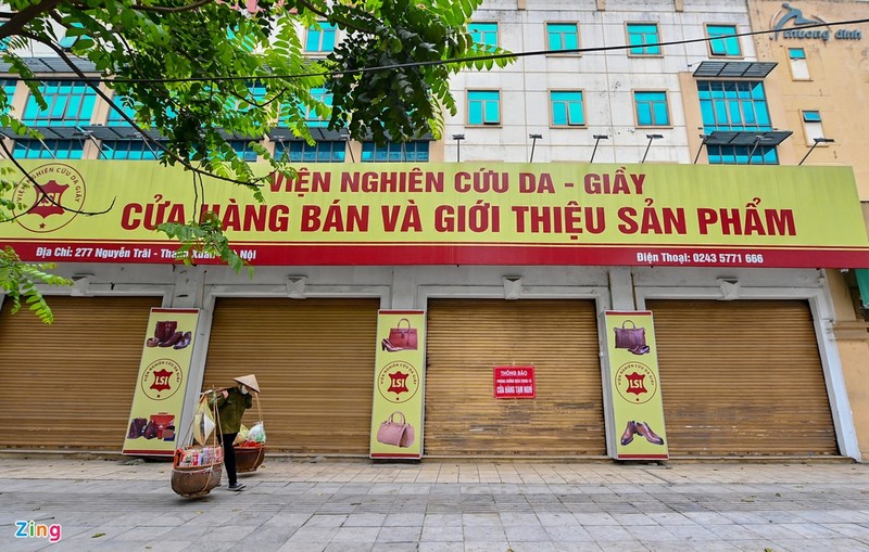 Ha Noi: Duong pho dong nghet sau 3 tuan cach ly xa hoi-Hinh-9