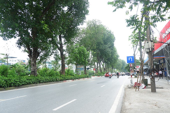 Ngay dau nghi le 30/4, dan do ve que, duong pho Ha Noi do 