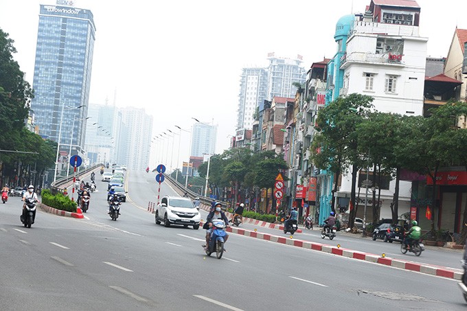 Ngay dau nghi le 30/4, dan do ve que, duong pho Ha Noi do 