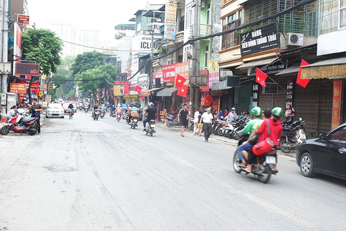 Ngay dau nghi le 30/4, dan do ve que, duong pho Ha Noi do 