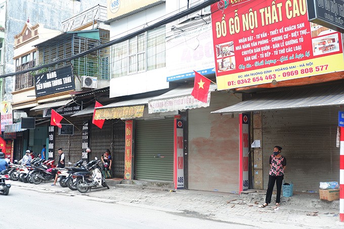 Ngay dau nghi le 30/4, dan do ve que, duong pho Ha Noi do 