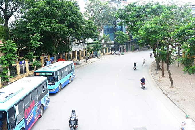 Ngay dau nghi le 30/4, dan do ve que, duong pho Ha Noi do 