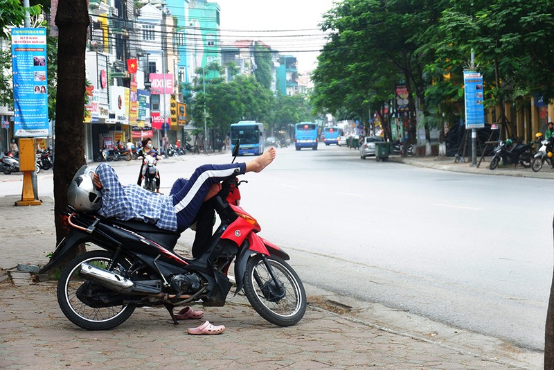 Ngay dau nghi le 30/4, dan do ve que, duong pho Ha Noi do 