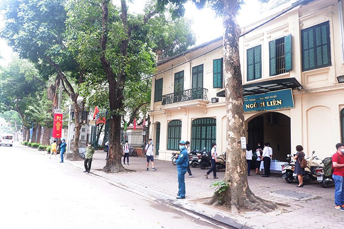 Hoc sinh Ha Noi tro lai truong sau 3 thang nghi dich COVID-19-Hinh-6