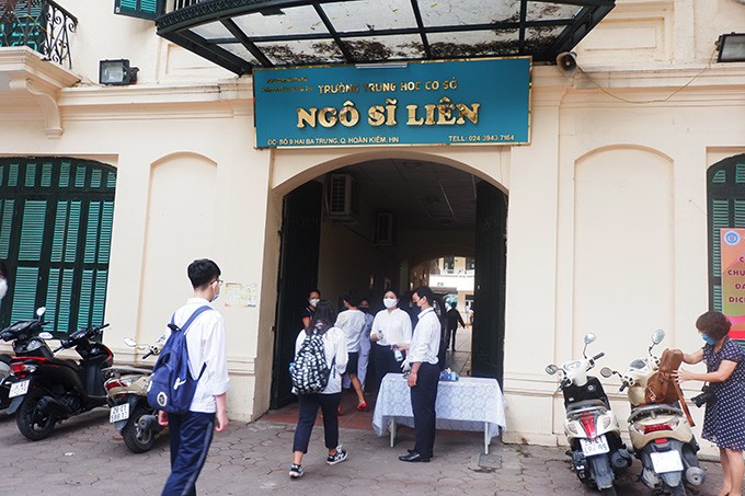 Hoc sinh Ha Noi tro lai truong sau 3 thang nghi dich COVID-19