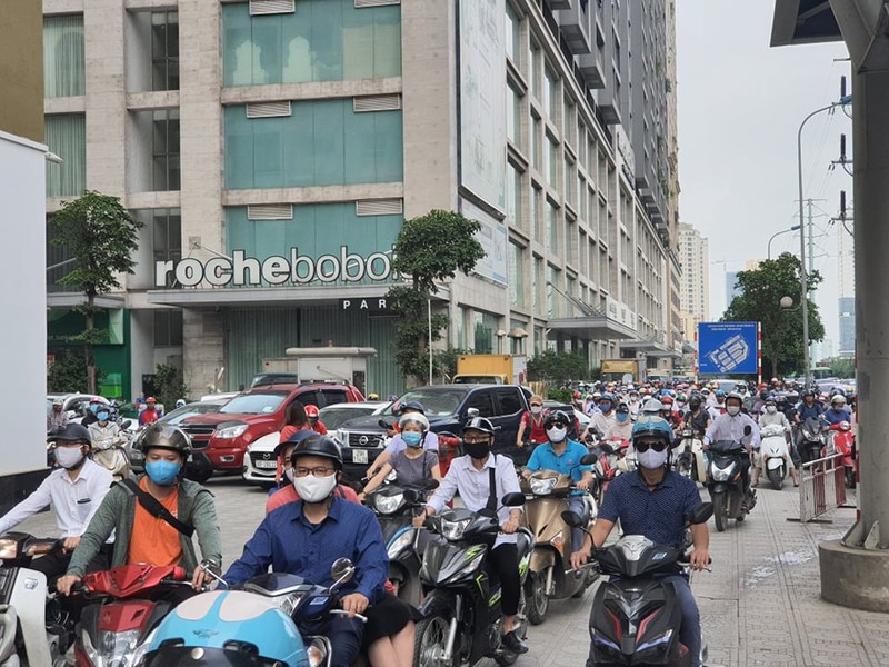 Duong pho un tac, nguoi dan Ha Noi nhich tung met gio cao diem-Hinh-2