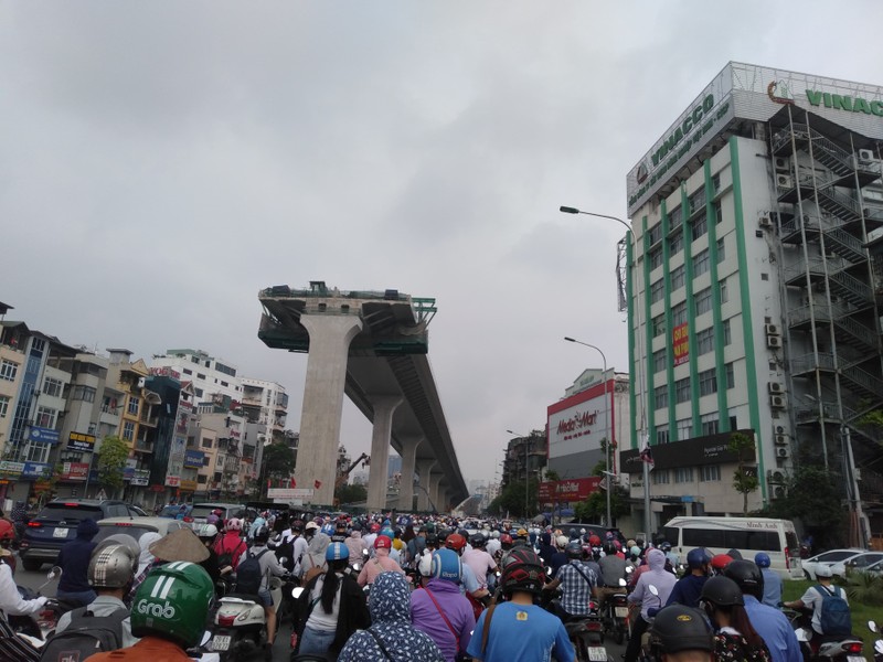 Duong pho un tac, nguoi dan Ha Noi nhich tung met gio cao diem-Hinh-9