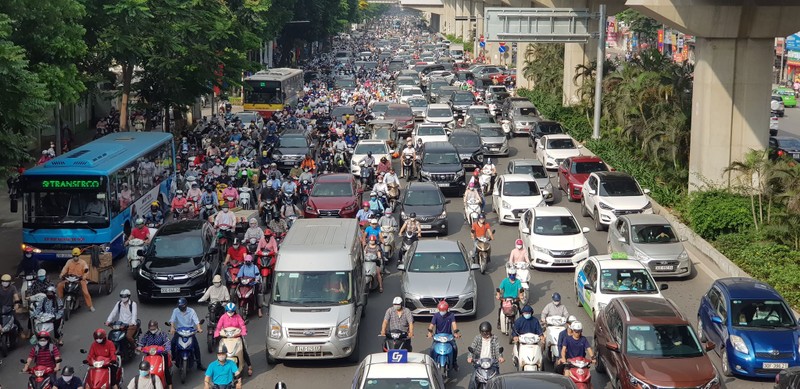 Duong pho un tac, nguoi dan Ha Noi nhich tung met gio cao diem