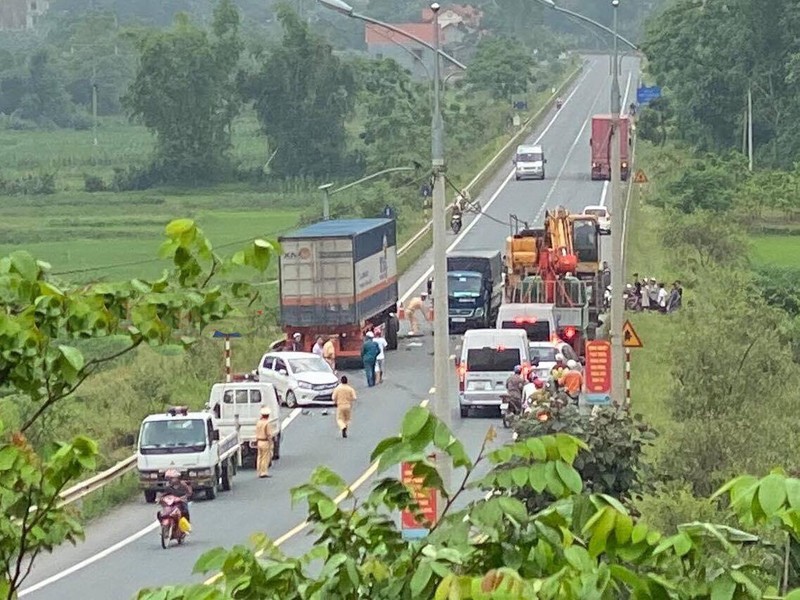 Xe container dam lien hoan tren Quoc lo 1A, nhieu nguoi thuong vong