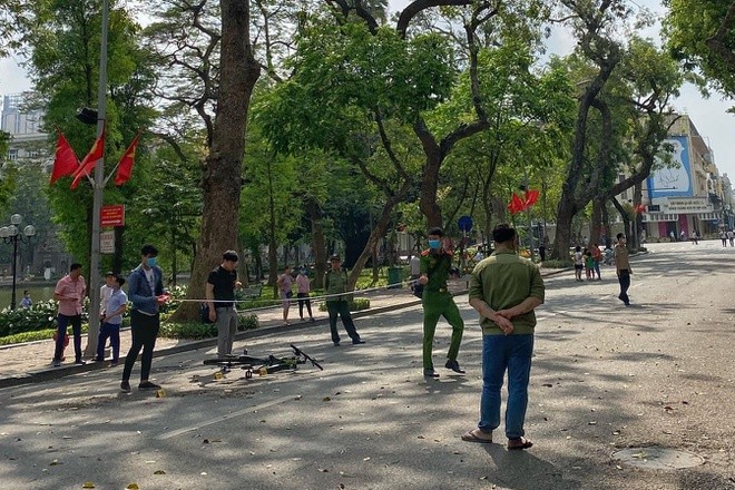 Nam thieu nien dam cu ba tu vong o pho di bo Ha Noi: Xu ly the nao?