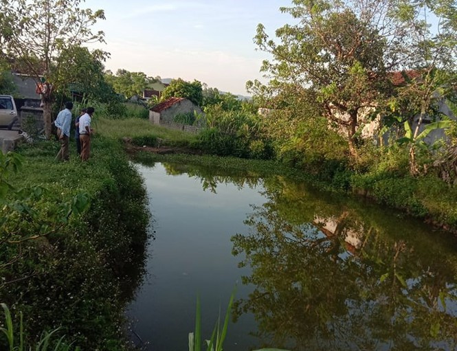 Hai chi em duoi nuoc thuong tam khi tam ao nha