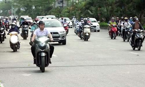 Xe may bat den vao ban ngay va nhung quy dinh “treo ngoe” bi phan doi-Hinh-2