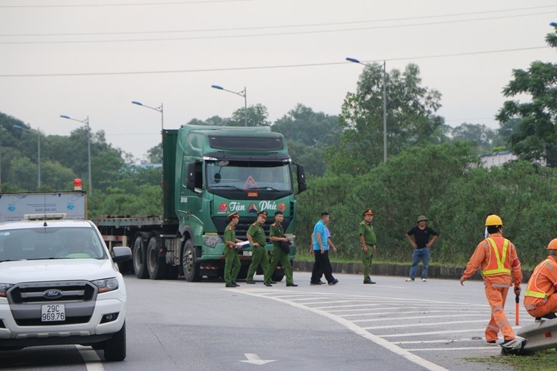 Hom nay, xu phuc tham vu xe Innova di lui tren cao toc Ha Noi - Thai Nguyen-Hinh-6