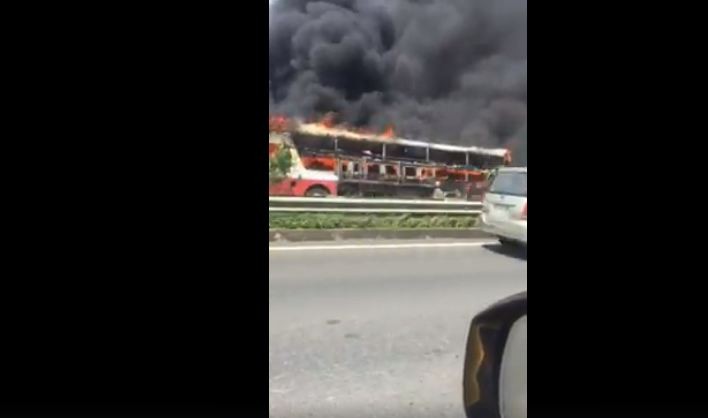 Video: Xe giuong nam chay tro khung tren cao toc Ha Noi - Lao Cai-Hinh-6