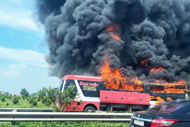 Video: Xe giuong nam chay tro khung tren cao toc Ha Noi - Lao Cai-Hinh-7