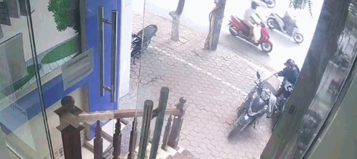 Video: Khoanh khac 'nu dao chich' mo cop xe may trom tui xach chi trong tich tac o Ha Noi khien nhieu nguoi bang hoang