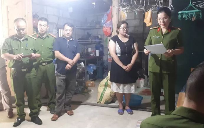 Ha Giang: Bat tam giam Chu tich Hoi Nong dan va nu ke toan