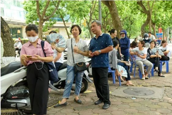 Phu huynh “doi nang” thap thom cho con ben ngoai phong thi-Hinh-7