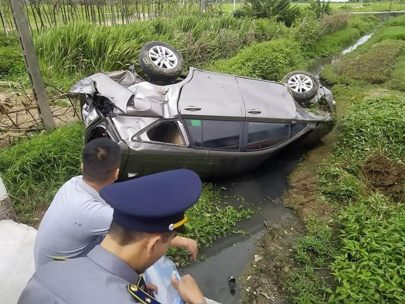 Co vuot duong tau, xe Innova ngua bung nam duoi ruong-Hinh-2