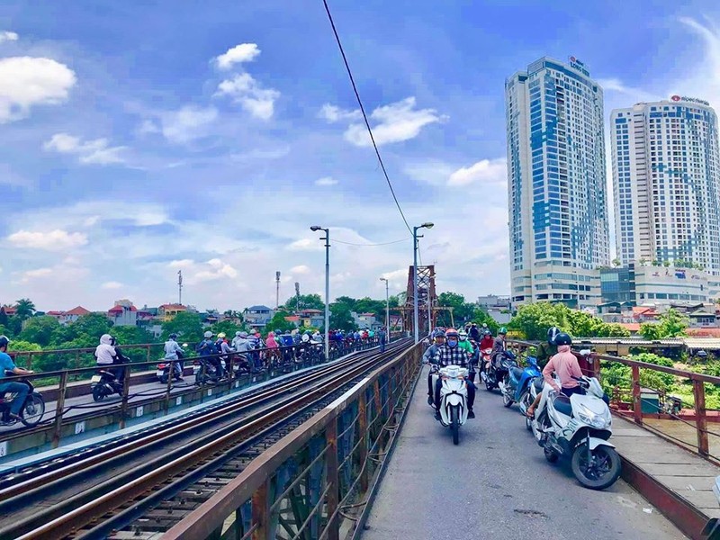 Nghi van nam thanh nien nhay cau Long Bien tu tu