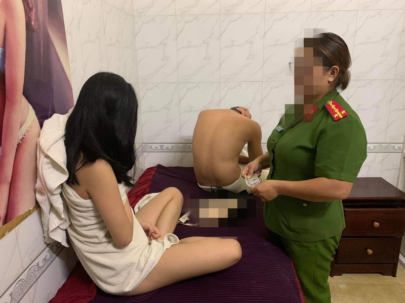 Nu nhan vien massage tam tien voi khach, phat mai van khong chua-Hinh-8