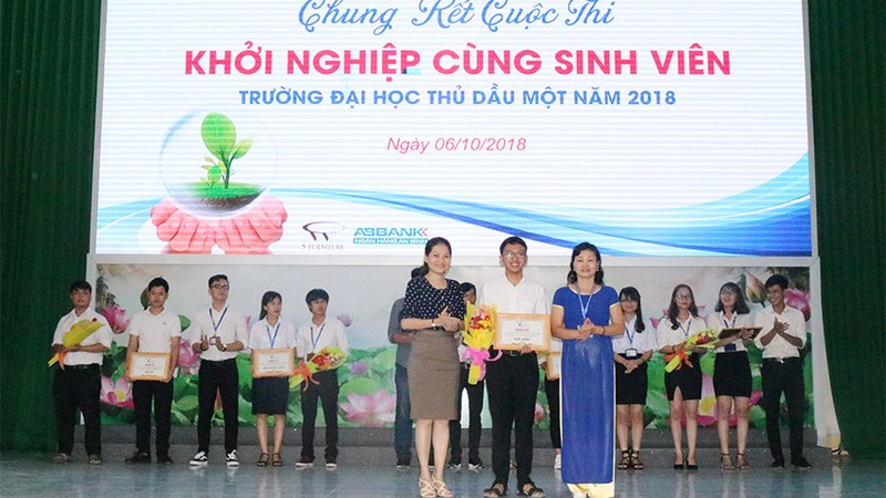 Chan dung nu hieu truong 8X cua DH Thu Dau Mot-Hinh-6