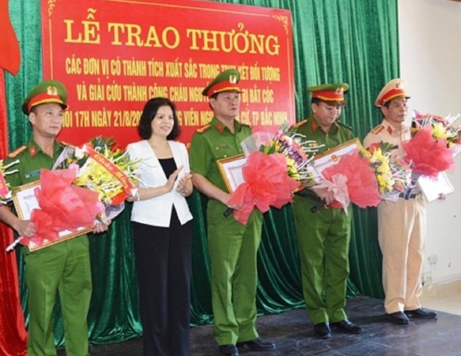 Khen thuong cac don vi giai cuu be trai bi bat coc o Bac Ninh