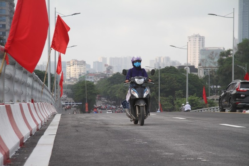 Ha Noi thong xe cau vuot 560 ty dong sau gan 10 thang thi cong-Hinh-8