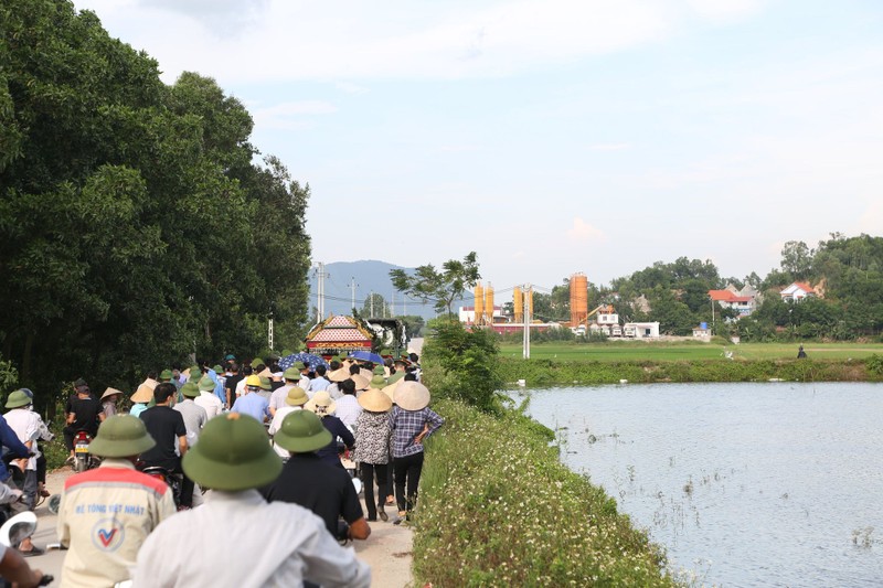 Xuc dong, hang tram nguoi dan tien dua chien si CSCD bi can tu vong-Hinh-10