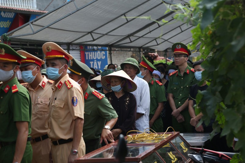 Xuc dong, hang tram nguoi dan tien dua chien si CSCD bi can tu vong-Hinh-2