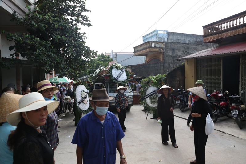 Xuc dong, hang tram nguoi dan tien dua chien si CSCD bi can tu vong-Hinh-4