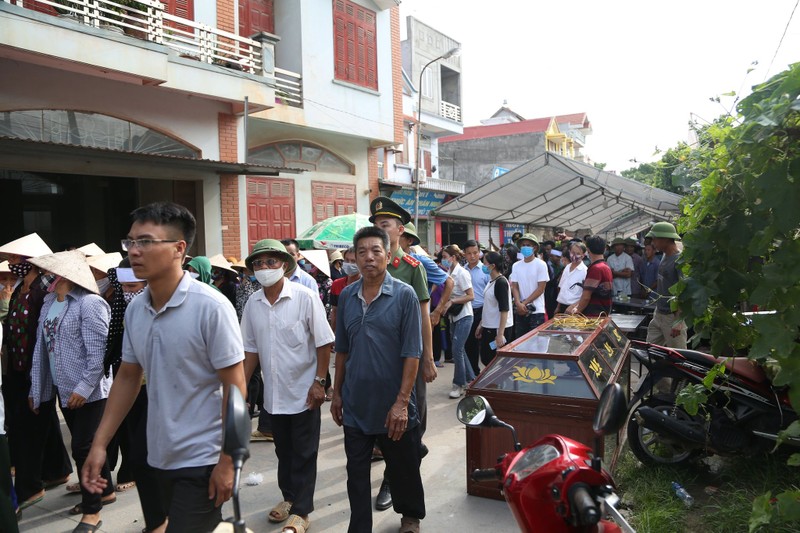 Xuc dong, hang tram nguoi dan tien dua chien si CSCD bi can tu vong-Hinh-5