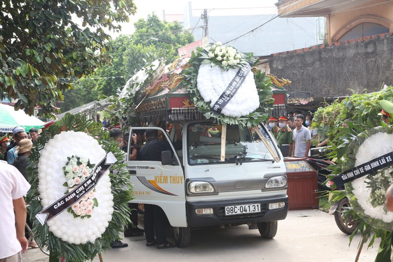 Xuc dong, hang tram nguoi dan tien dua chien si CSCD bi can tu vong-Hinh-6