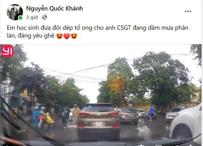 Video: Am long hoc sinh tang doi dep cho CSGT giua troi mua gio-Hinh-3