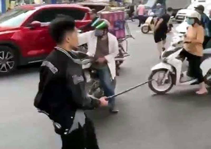 Bat tam giam thanh nien dap pha xe nguoi di duong o Ha Noi-Hinh-6