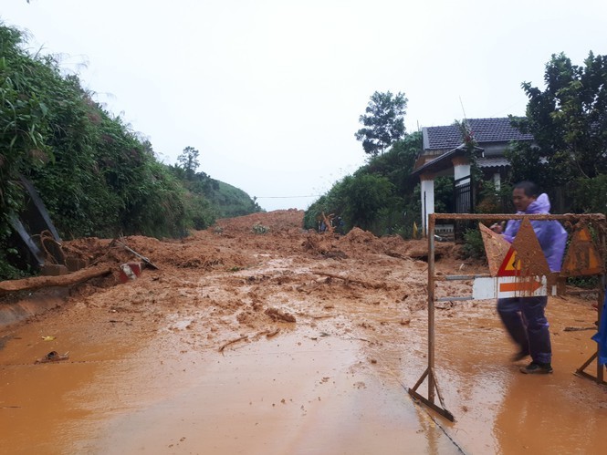 Duong sa o mien Trung sat lo, tan nat sau mua bao-Hinh-10