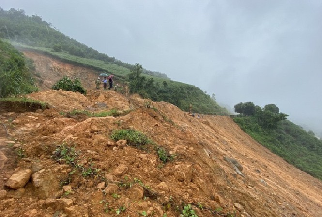 Quang Ngai khan cap di doi dan o vung co nguy co sat lo cao