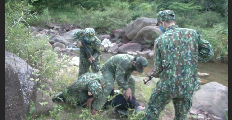 Lap camera bao ve bien gioi: Buon lau, toi pham... tiet duong song-Hinh-2