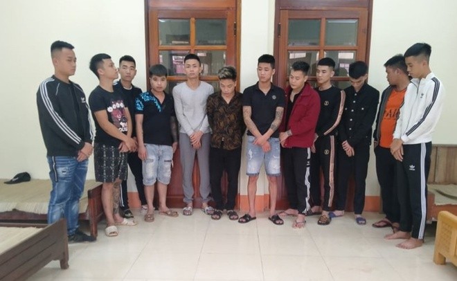 Chem nhau vi tranh gai phuc vu quan karaoke 18 nguoi bi khoi to