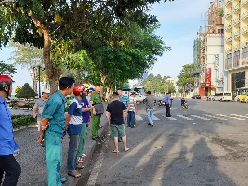 Tin nong ngay 28/11: Truong thon danh nguoi dan nhap vien-Hinh-2