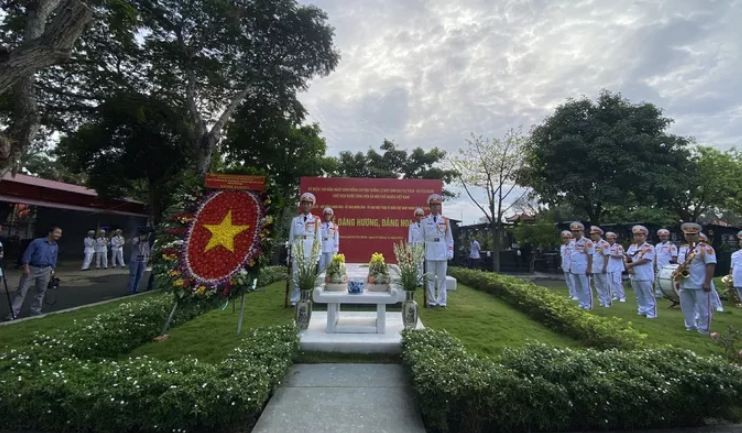 Lanh dao TP.HCM dang huong, dang hoa co Chu tich nuoc Le Duc Anh