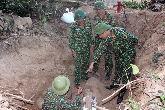 Tin nong ngay 9/12: Be gai chan bo bi hiep dam trong can nha hoang-Hinh-3