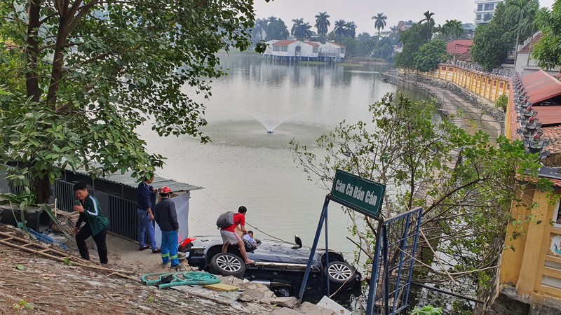 Ha Noi: Xe 7 cho bat ngo lao xuong ho, 4 nguoi thoat chet-Hinh-3