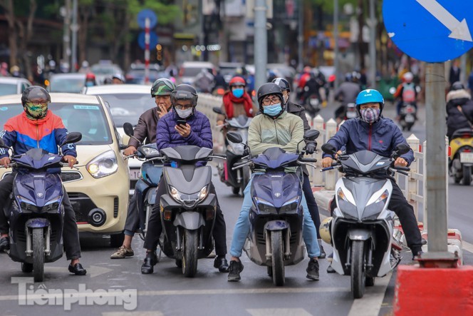 Nhiet do bat ngo xuong thap, nguoi Ha Noi co ro trong gio lanh-Hinh-9