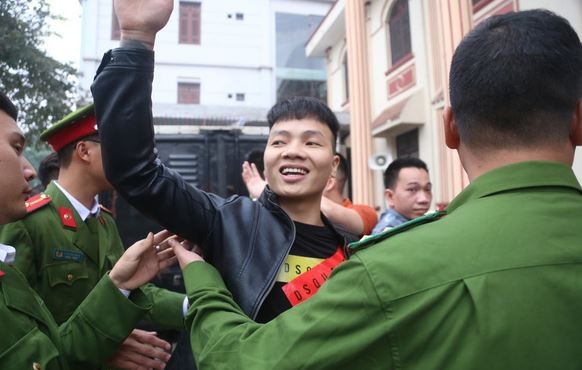 Giam thi trai giam Hoang Tien: Kha “Banh” van khoe manh, trang beo-Hinh-3