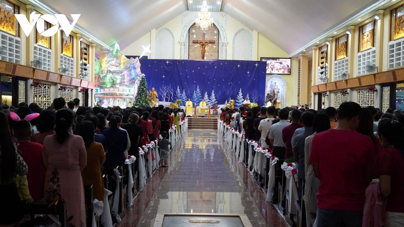 TP HCM dong vui, nhon nhip trong dem Giang sinh-Hinh-2